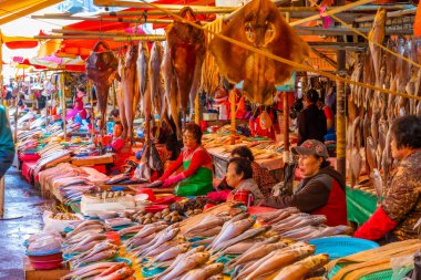 BUSAN, KOREA, OKTOBER 30, 2019: İnsanlar Busan, Kore Cumhuriyeti 'ndeki Jagalchi balık pazarından deniz ürünleri satın alıyorlar