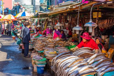 BUSAN, KOREA, OKTOBER 30, 2019: İnsanlar Busan, Kore Cumhuriyeti 'ndeki Jagalchi balık pazarından deniz ürünleri satın alıyorlar