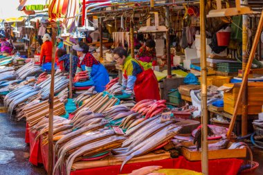 BUSAN, KOREA, OKTOBER 30, 2019: İnsanlar Busan, Kore Cumhuriyeti 'ndeki Jagalchi balık pazarından deniz ürünleri satın alıyorlar