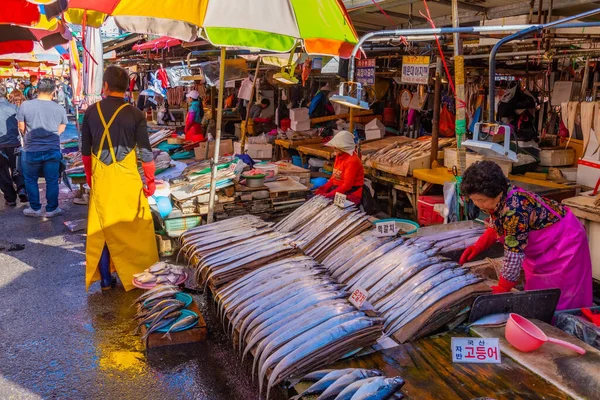 Busan Korea Oktober 2019 Folk Handlar Fisk Och Skaldjur Jagalchis — Stockfoto