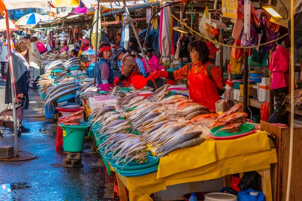 Busan Korea Oktober 2019 Folk Handlar Fisk Och Skaldjur Jagalchis — Stockfoto