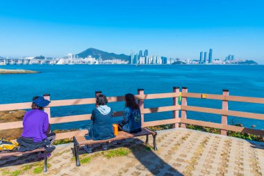BUSAN, KOREA, OKTOBER 30, 2019: Koreli bayanlar Igidae, Kore Cumhuriyeti 'nden Busan Panoramasına hayran