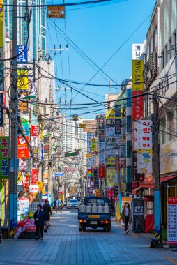 BUSAN, KOREA, 30 EKİM 2019: Busan, Kore Cumhuriyeti 'nin merkezinde dar bir caddenin görüntüsü