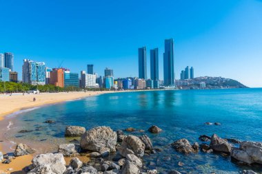 BUSAN, KOREA, OKTOBER 30, 2019: Busan 'daki Haeundae Sahili' nin arkasındaki gökdelenler, Kore Cumhuriyeti
