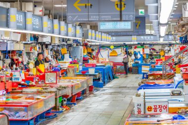 BUSAN, KOREA, OKTOBER 29, 2019: Busan, Kore Cumhuriyeti 'ndeki Jagalchi balık pazarında deniz ürünleri satan satıcılar