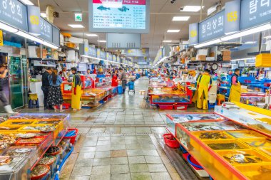 BUSAN, KOREA, OKTOBER 29, 2019: Busan, Kore Cumhuriyeti 'ndeki Jagalchi balık pazarında deniz ürünleri satan satıcılar