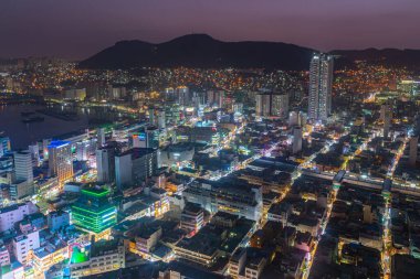 BUSAN, Kore, 29 Ekim 2019: Busan, Kore Cumhuriyeti şehir merkezinin gece hava görüntüsü