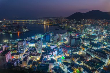 BUSAN, Kore, 29 Ekim 2019: Busan, Kore Cumhuriyeti şehir merkezinin gece hava görüntüsü