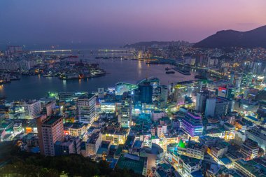 BUSAN, Kore, 29 Ekim 2019: Busan, Kore Cumhuriyeti şehir merkezinin gece hava görüntüsü