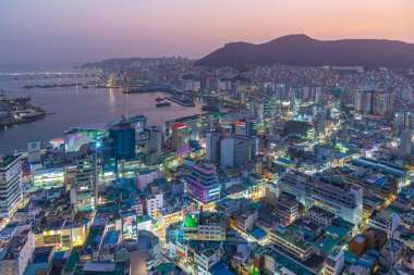 BUSAN, Kore, 29 Ekim 2019: Busan, Kore Cumhuriyeti 'nin liman bölgesinin gece hava görüntüsü