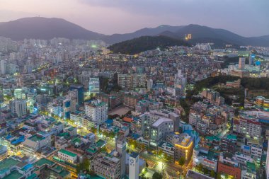 BUSAN, Kore, 29 Ekim 2019: Busan, Kore Cumhuriyeti şehir merkezinin gece hava görüntüsü