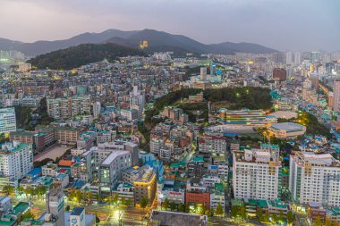 BUSAN, Kore, 29 Ekim 2019: Busan, Kore Cumhuriyeti şehir merkezinin gece hava görüntüsü