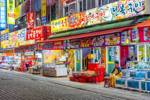 Busano Coreia Outubro 2019 Vista Noturna Uma Rua Estreita Centro — Fotografia de Stock
