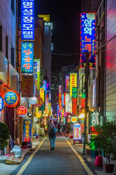 Busano Coreia Outubro 2019 Vista Noturna Uma Rua Estreita Centro — Fotografia de Stock