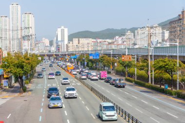 BUSAN, KOREA, Ekim 29, 2019: Busan, Kore Cumhuriyeti 'nin merkezindeki ana yola bakın