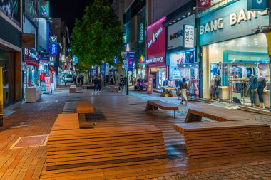 DAEGU, KOREA, ECTOBER 28, 2019: Daegu, Kore Cumhuriyeti 'nin merkezinde dar bir caddenin gece görüşü