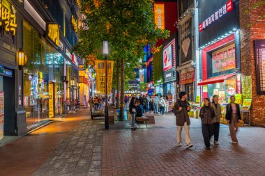 DAEGU, KOREA, ECTOBER 28, 2019: Daegu, Kore Cumhuriyeti 'nin merkezinde dar bir caddenin gece görüşü