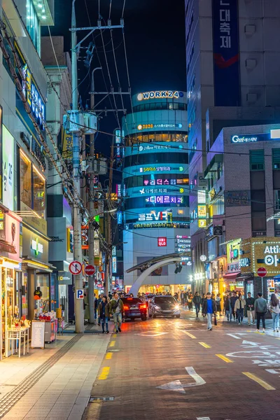 Daegu Coreia Outubro 2019 Vista Noturna Uma Rua Estreita Centro — Fotografia de Stock