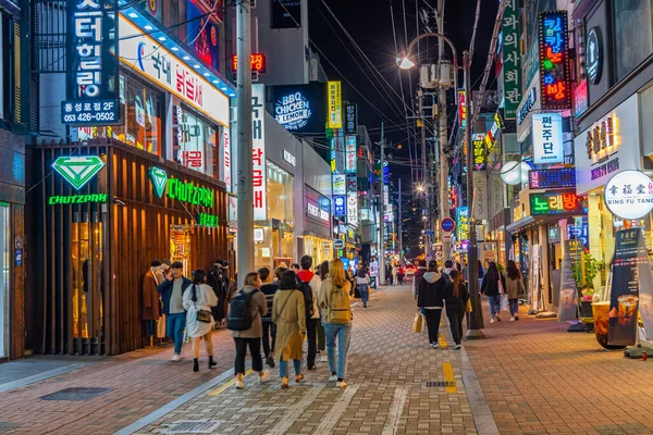 Daegu Coreia Outubro 2019 Vista Noturna Uma Rua Estreita Centro — Fotografia de Stock