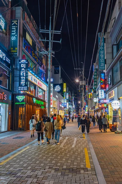 Daegu Coreia Outubro 2019 Vista Noturna Uma Rua Estreita Centro — Fotografia de Stock