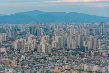 DAEGU, KOREA, ECTOBER 28, 2019: Daegu şehir merkezinin günbatımı hava görüntüsü, Kore Cumhuriyeti
