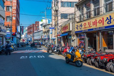 DAEGU, KOREA, ECTOBER 28, 2019: Daegu, Kore Cumhuriyeti 'nde motosiklet satan cadde