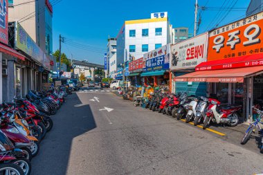 DAEGU, KOREA, ECTOBER 28, 2019: Daegu, Kore Cumhuriyeti 'nde motosiklet satan cadde