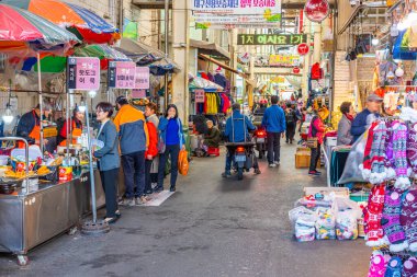 DAEGU, KOREA, OKTOBER 28, 2019: İnsanlar Kore 'nin Daegu kentindeki Seomun pazarında geziniyorlar