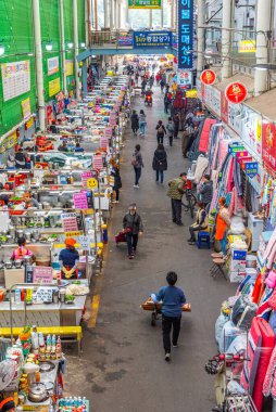 DAEGU, KOREA, OKTOBER 28, 2019: İnsanlar Kore 'nin Daegu kentindeki Seomun pazarında geziniyorlar