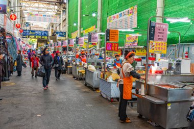 DAEGU, KOREA, OKTOBER 28, 2019: İnsanlar Kore 'nin Daegu kentindeki Seomun pazarında geziniyorlar