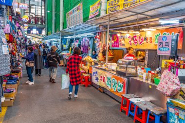 DAEGU, KOREA, OKTOBER 28, 2019: İnsanlar Kore 'nin Daegu kentindeki Seomun pazarında geziniyorlar
