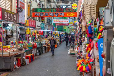 DAEGU, KOREA, OKTOBER 28, 2019: İnsanlar Kore 'nin Daegu kentindeki Seomun pazarında geziniyorlar