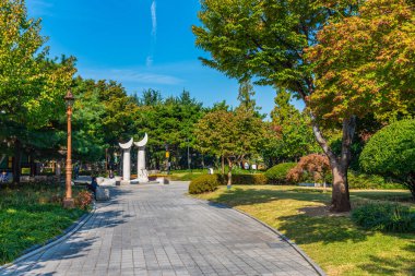 DAEGU, KOREA, ECTOBER 28, 2019: Daegu, Kore Cumhuriyeti 'ndeki Gyeongsanggamyeong Park' ta geleneksel bina