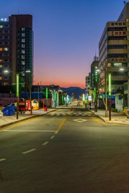 SOKCHO, Kore, 27 Ekim 2019: Kore Cumhuriyeti 'nin Sokcho şehrinde dar bir caddenin gece görüşü