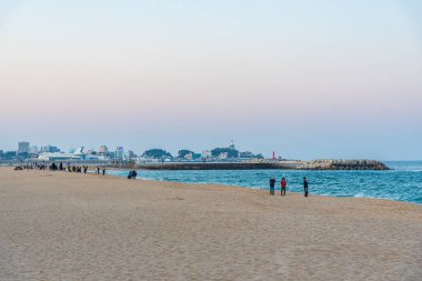 SOKCHO, Kore, 27 Ekim 2019: Kore Cumhuriyeti Sokcho 'daki plajın gün batımı manzarası