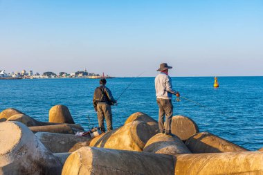 SOKCHO, Kore, Ekim 27, 2019: İki balıkçı ve Sokcho Limanı, Kore Cumhuriyeti