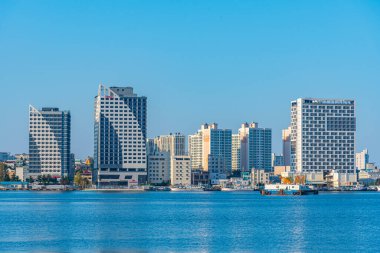 SOKCHO, Kore, 27 Ekim 2019: Cheongchoho Gölü 'nün arkasındaki Sokcho şehri