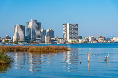 SOKCHO, Kore, 27 Ekim 2019: Cheongchoho Gölü 'nün arkasındaki Sokcho şehri