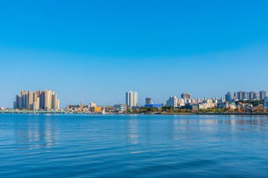 SOKCHO, Kore, 27 Ekim 2019: Cheongchoho Gölü 'nün arkasındaki Sokcho şehri