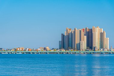 SOKCHO, Kore, 27 Ekim 2019: Cheongchoho Gölü 'nün arkasındaki Sokcho şehri