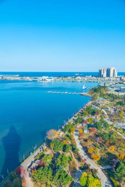 SOKCHO, Kore, 27 Ekim 2019: Cheongchoho Gölü, Kore Cumhuriyeti ile birlikte gezinti güvertesinin havadan görünüşü