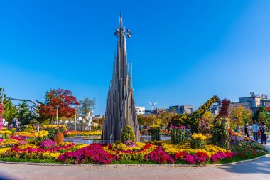 SOKCHO, KOREA, 27 Ekim 2019: Cheongchoho Gölü 'nün yanındaki çeşme, Kore Cumhuriyeti