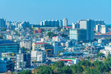 SOKCHO, Kore, 27 Ekim 2019: Cheongchoho Gölü 'nün arkasındaki Sokcho şehri