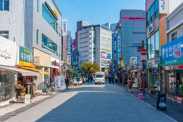 2019年10月28日 人们在大韩民国大谷市中心的一条街道上漫步 — 图库照片
