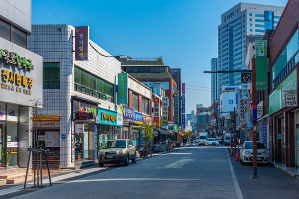 2019年10月28日 人们在大韩民国大谷市中心的一条街道上漫步 — 图库照片
