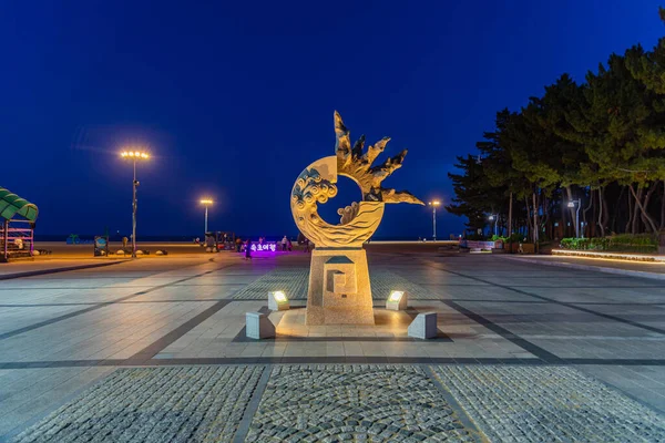 Sokcho Coreia Outubro 2019 Vista Noturna Uma Escultura Beira Mar — Fotografia de Stock