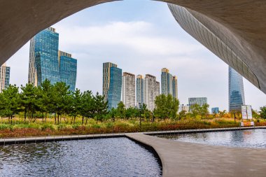 Incheon, Kore, 25 Ekim 2019: Incheon, Kore Cumhuriyeti 'ndeki Central Park' taki üç kase kültür merkezi