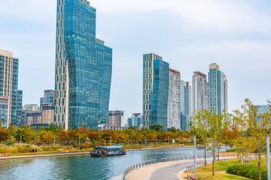 Incheon, Kore, 25 Ekim 2019: Kore Cumhuriyeti Incheon 'daki Songdo Central Park' ı çevreleyen gökdelenler