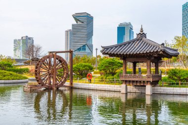 Incheon, Kore, 25 Ekim 2019: Kore Cumhuriyeti Incheon 'daki Songdo Central Park' ta su çarkı