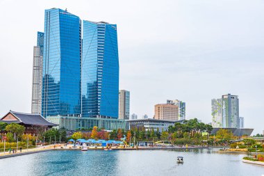 Incheon, Kore, 25 Ekim 2019: Kore Cumhuriyeti Incheon 'daki Songdo Central Park' ı çevreleyen gökdelenler